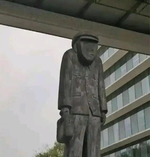 这是阿里巴巴园区的雕像，名叫《过客》，是一个佝偻的旧式中年男人，戴帽、提公文包，