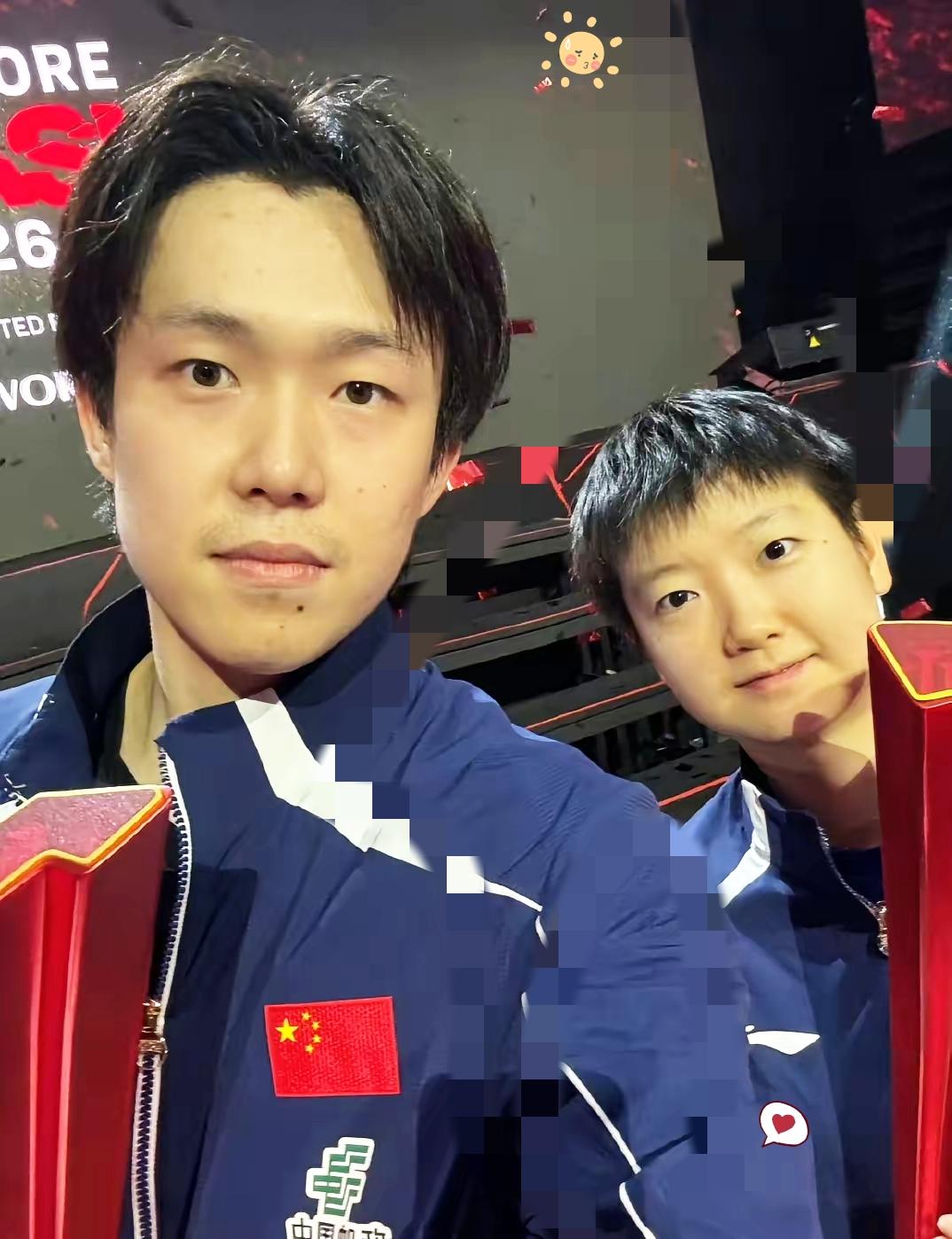 笑不活了！王楚钦孙颖莎刚拿下冠军，合影时的互怼日常真的太圈粉。两人为谁举手机推