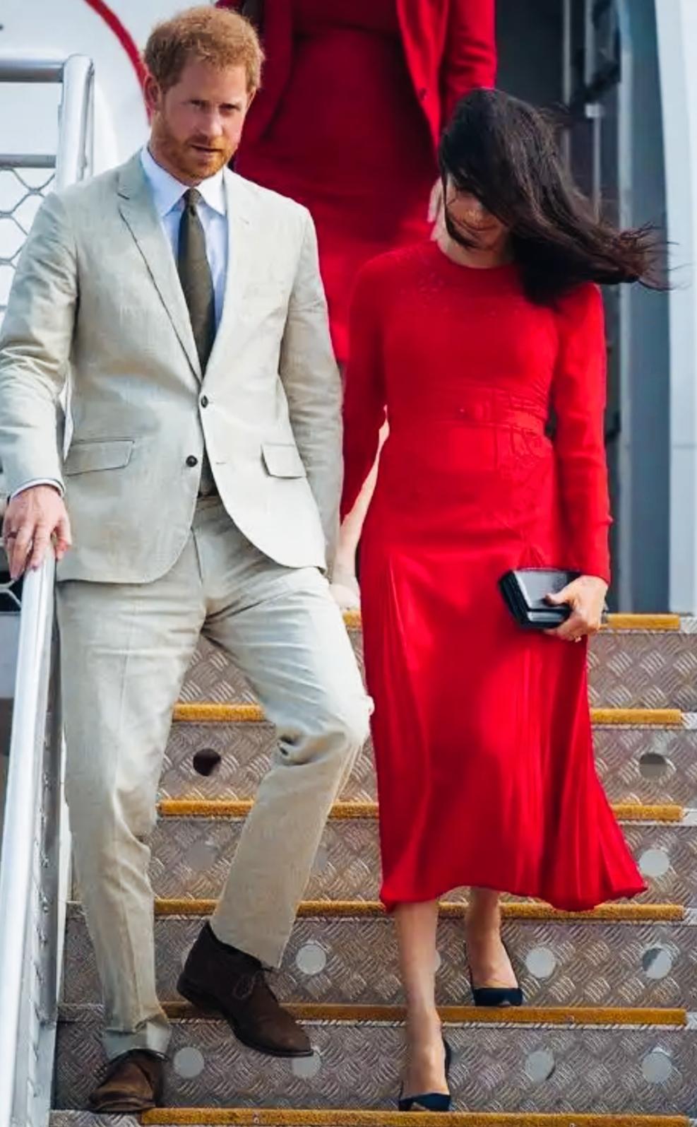 这发型是不是很别致啊！吹出这样的发型是不是也很难啊！特意去打造这样的发型，应