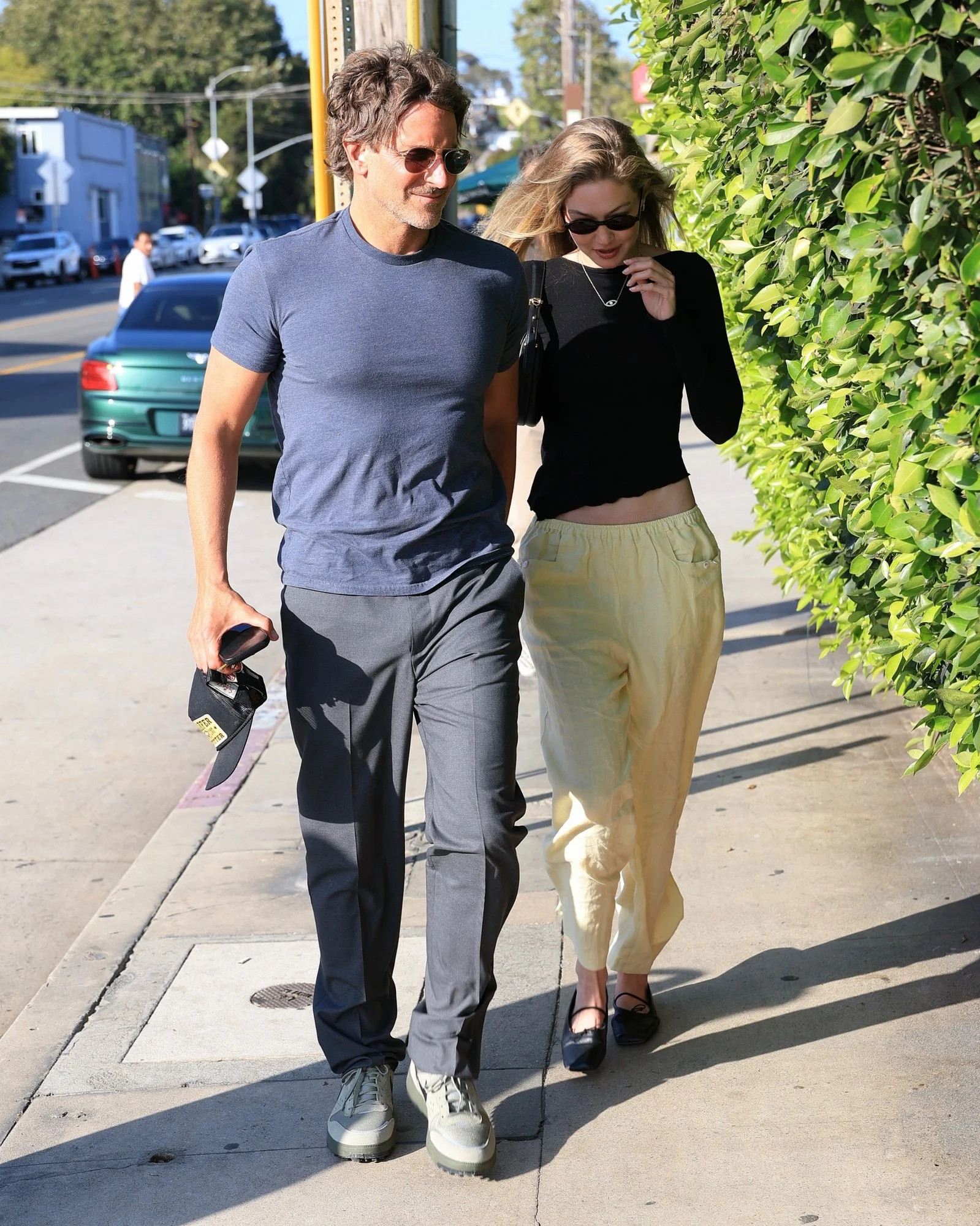 BradleyCooper和女友GigiHadid6日加州SantaMo