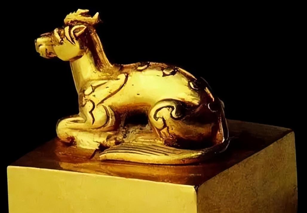 1996年，一个外号“耗子”的盗墓贼落网后，为了争取减刑，他说出了一个惊天大秘密