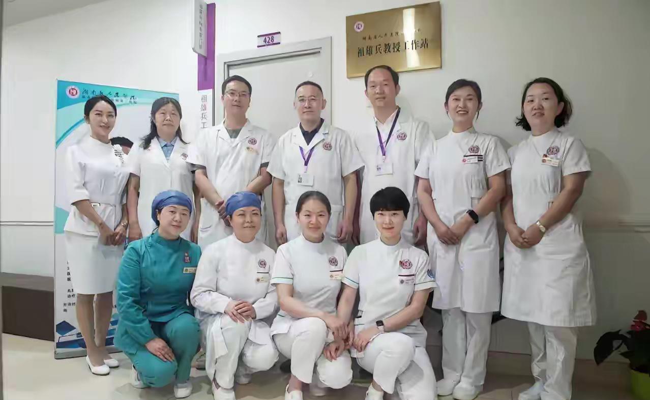 重大发现！两个主人公居然认识！一张合照藏着这些细节！一位是祖雄兵的妻子