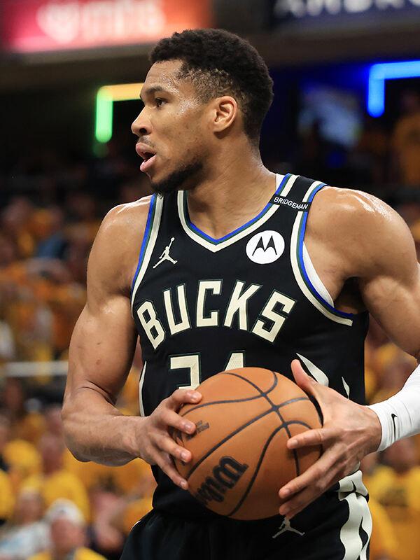 火箭还是要拿申京去交易字母哥，火箭可以送出申京、伊森、卡佩拉和3个首轮签，交易得