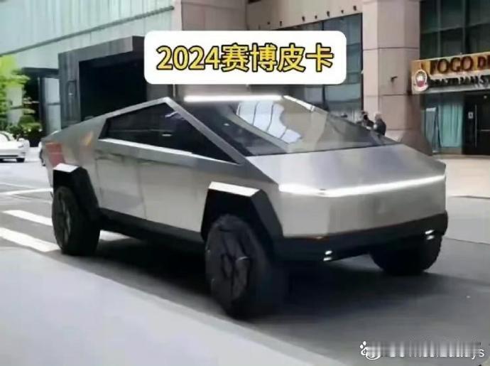 一直不明白Cybertruck为何如此设计，直到见到这辆车才明白，原来这种风格早