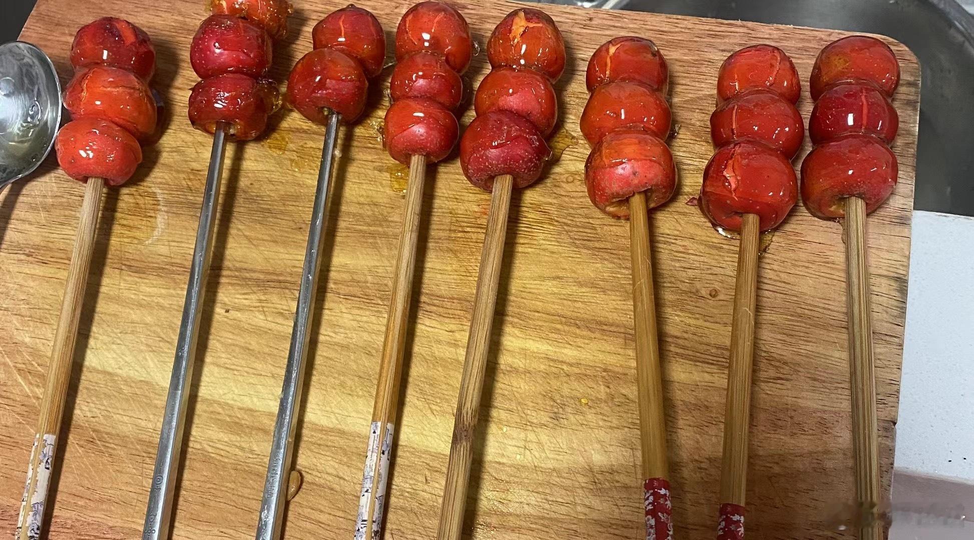 作为初中同学家里是做糖葫芦的和自己也做过糖葫芦的人可以很明确的说：“外边卖得糖葫