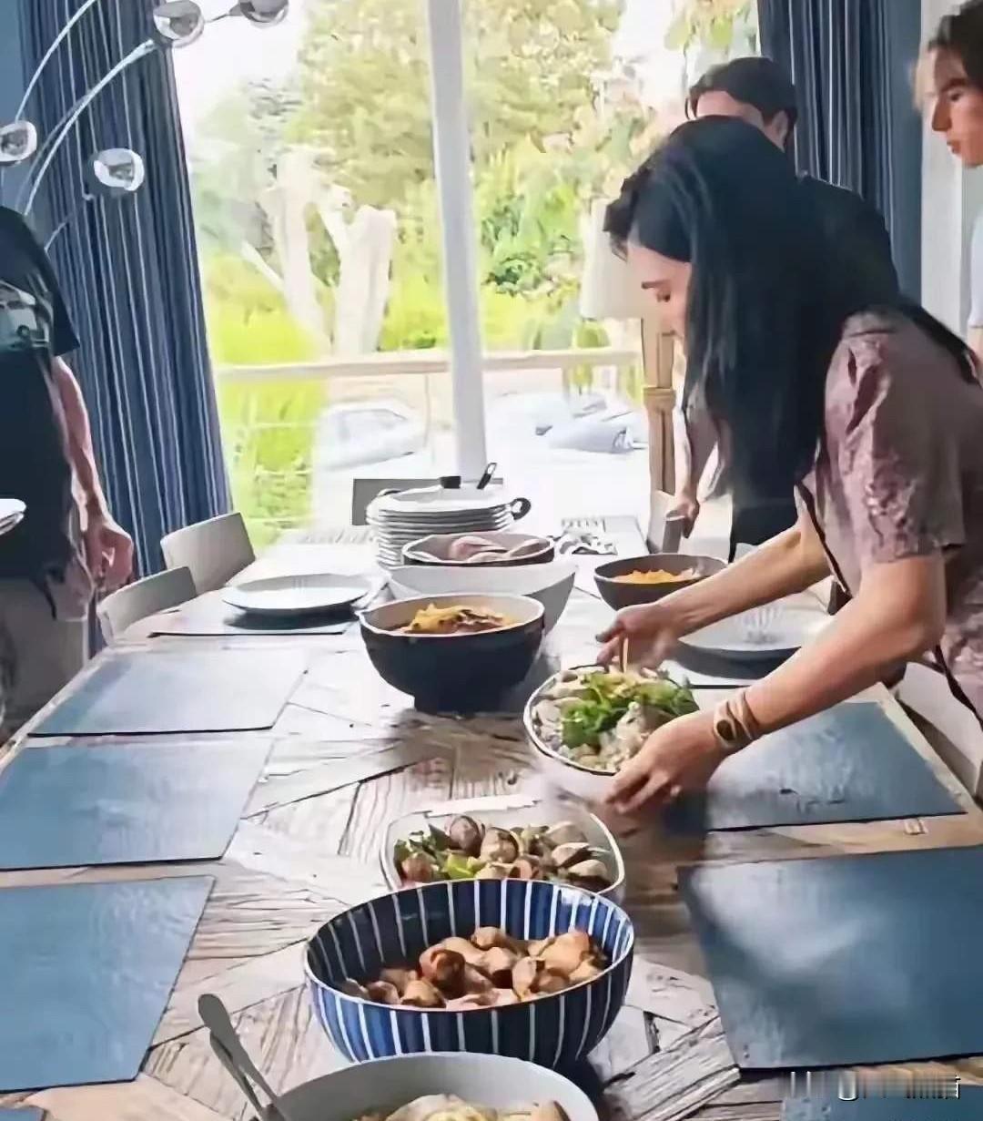 一位网友毫不客气的指出，国内的女性只要是找了外国男朋友，或者是嫁给外国人以后，就