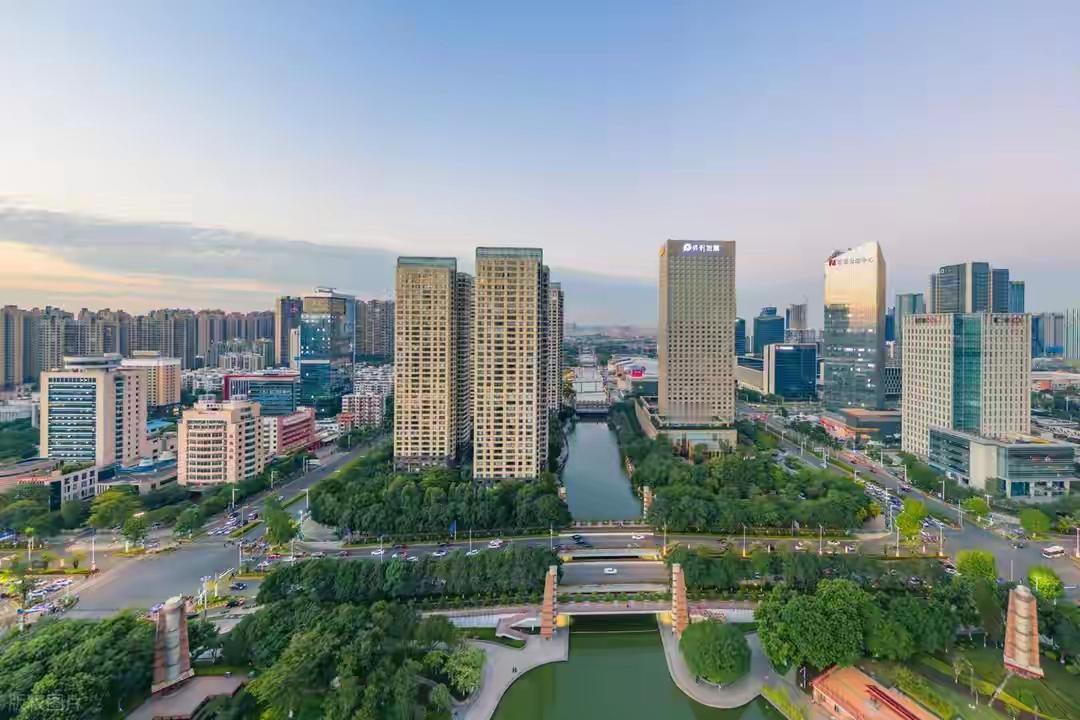 你见过最窄的城市有多窄？30米。连一辆公交车掉头都费劲。盐津，云南东北部峡谷