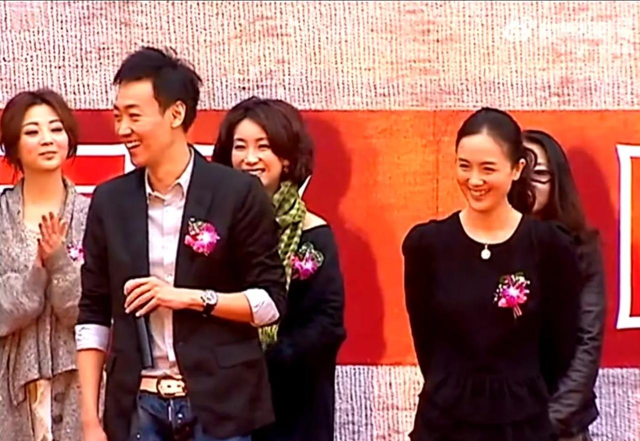 朱媛媛、辛柏青、秦海璐、殷桃早年同框活动照，朱媛媛真是太朴素无华了，穿着黑色连衣