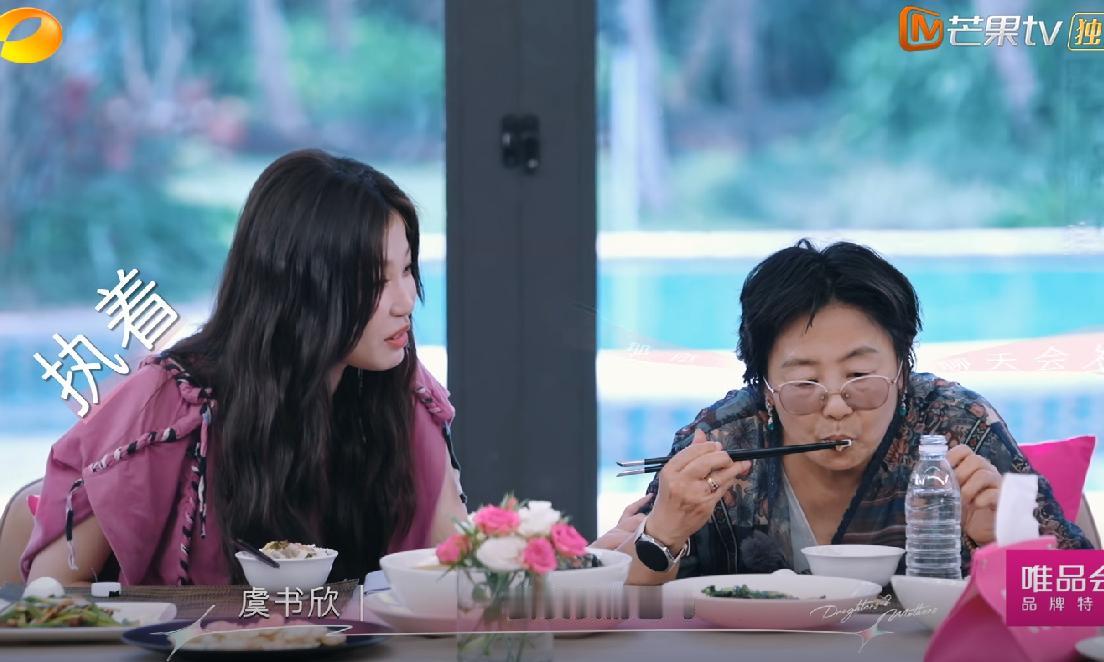天下的妈妈是不是都爱给孩子发小视频。 虞书欣问黄圣依妈妈邓传理：你平常和女儿