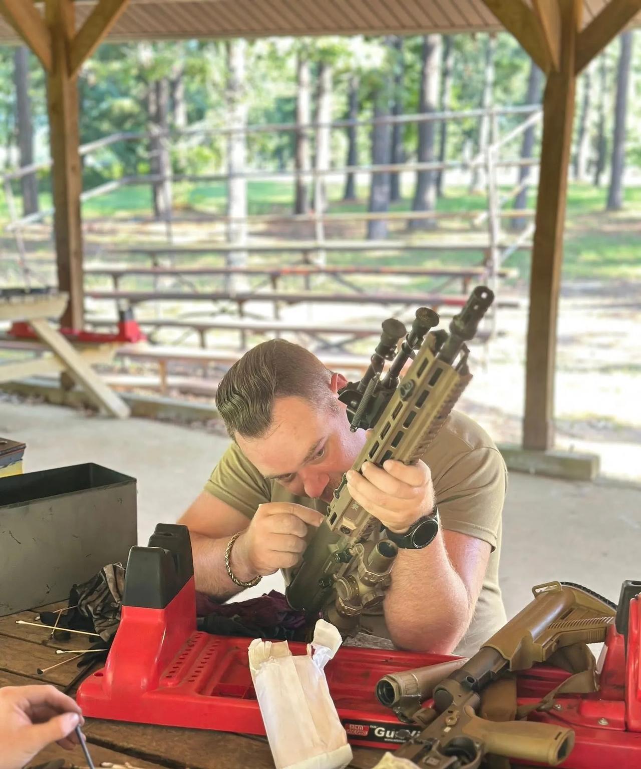 美军士兵拆解维护M110A1步枪。