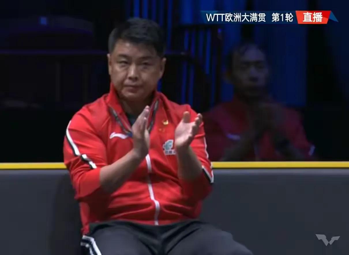【温瑞博对阵巴德，王皓场边黑脸】镜头捕捉到王皓全程神色紧绷、眉头紧锁，直接导火索