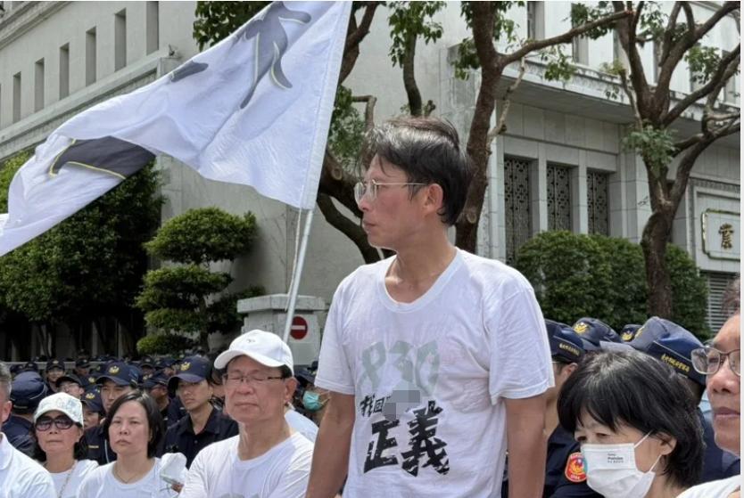 黄国昌率近千名小草拆护栏致8警伤台北警方：报检察官侦办民众党前主席柯文