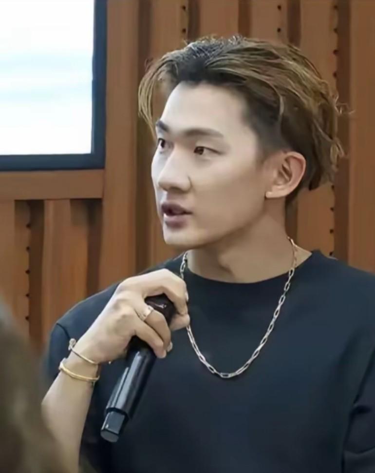 朱易苏翊鸣的分手，一开始是朱易取关苏翊鸣，一个月后苏翊鸣取关朱易，一个等着哄一个