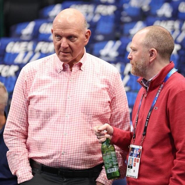 据WindhorstESPN报道：快船队仍在内部权衡在交易截止日是做买家还是卖家