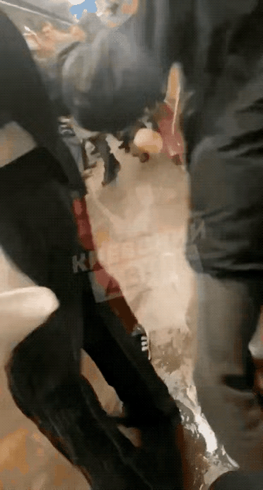 画面中显示的内容是在一台公交车上，几个从前线回来的乌克兰老兵，对一个穿着打扮不伦