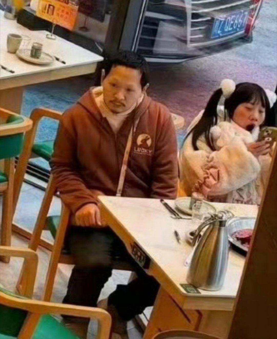 看第一张以为白菜被猪拱了，看到第二张就不这么觉得了，网恋真要谨慎啊……