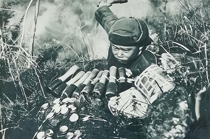 1951年，志愿军战士潘天炎因生理需要走到附近草丛，返回战壕时，整片阵地早已空无