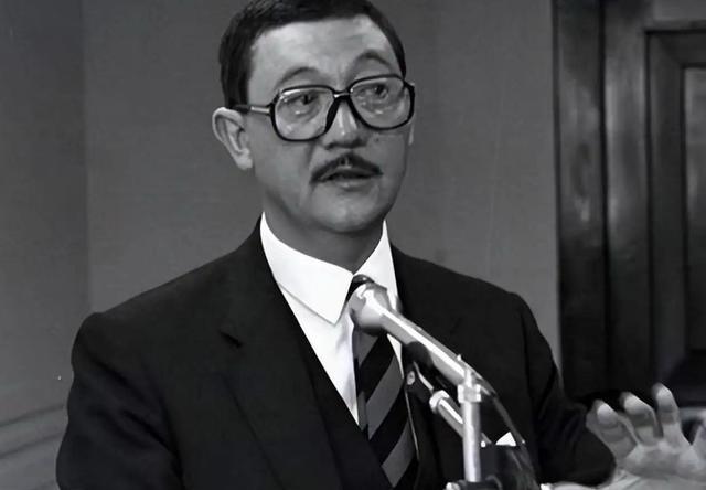 1979年，蒋经国次子蒋孝武径直冲进台北松山机场，掏出手枪顶在国安局局长的肚子上