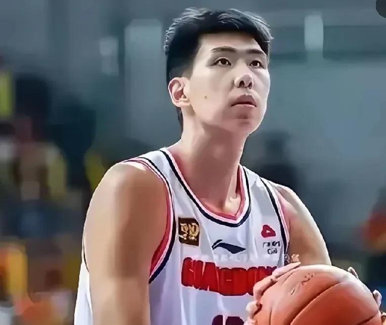 徐昕加盟青岛队！经纪人不满广东队出场时间太少之前球圈赵探长报道徐昕申请离队，结