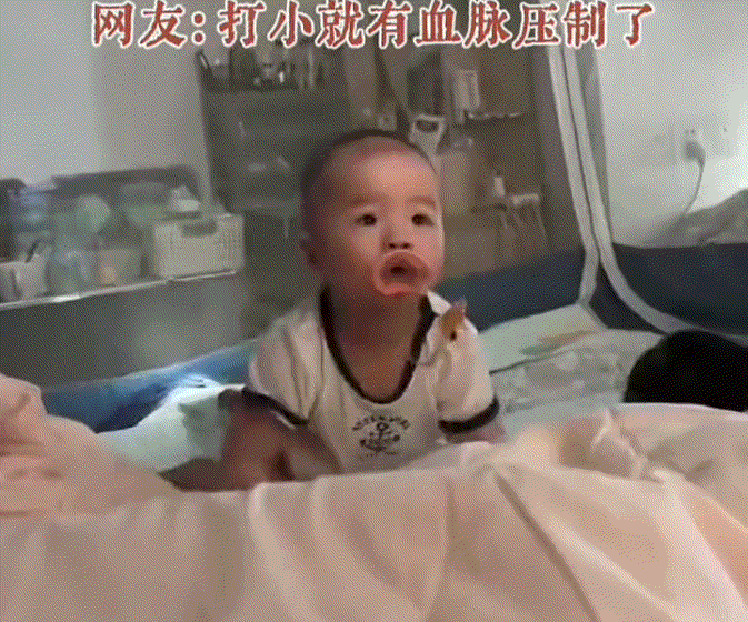 笑不活了！广东，一妈妈发视频分享，这天她带着龙凤胎姐弟午睡时，发现弟弟先醒了，并