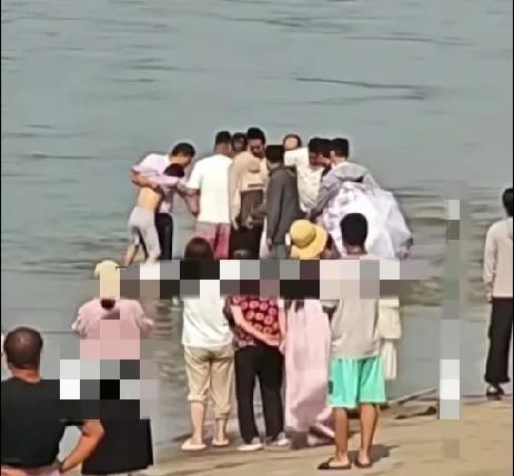 6月22日，河南洛阳一小男孩落水后，不会游泳的母亲立即跳下水救孩子，险些也被淹，