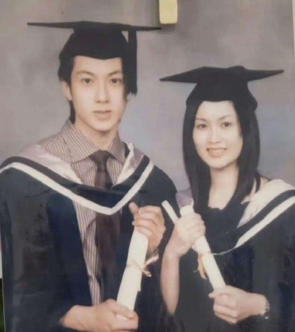 吴尊与他老婆保养的太好了，20多年过去了，基本没什么变化！