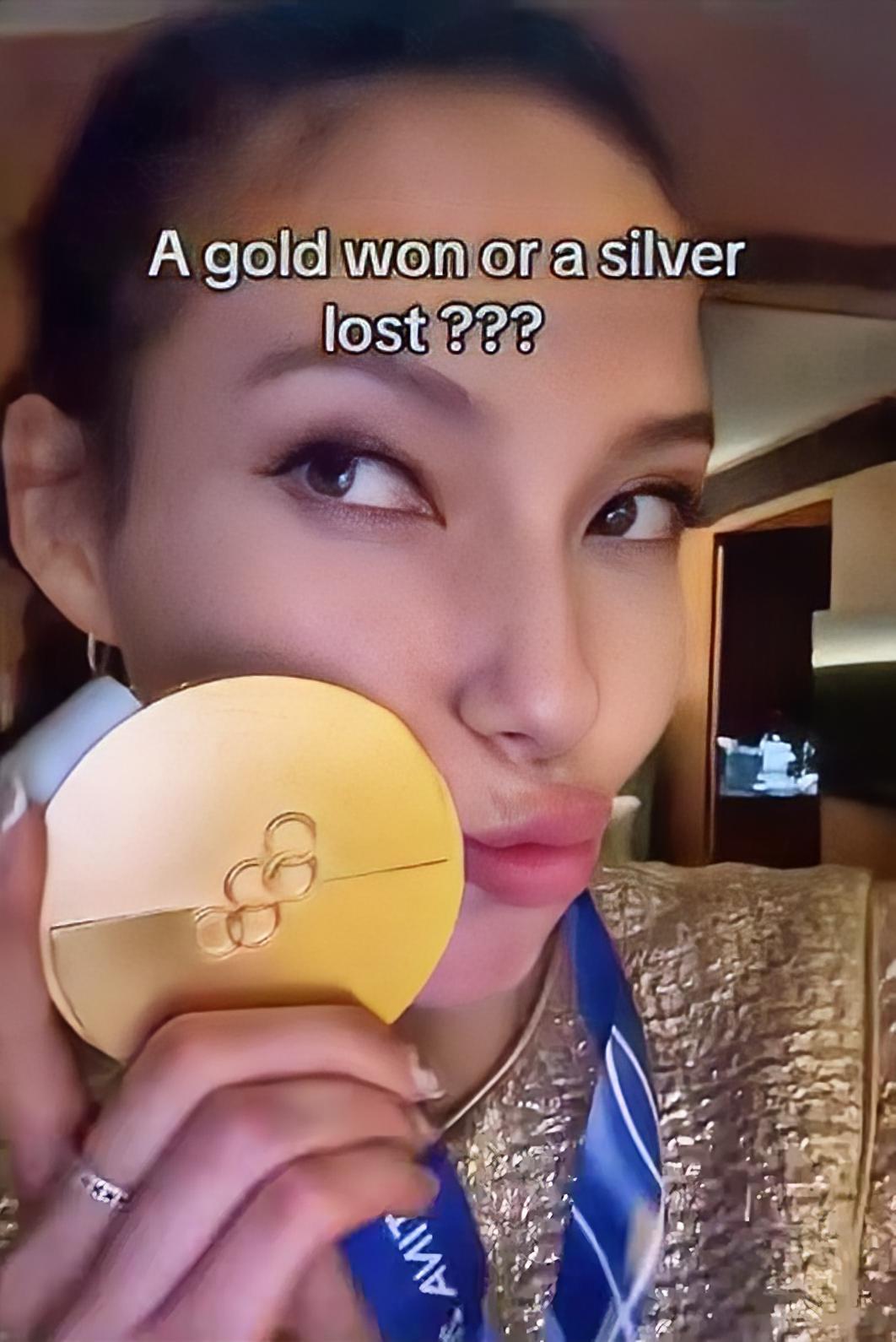 说到谷爱凌，我最佩服的不是她拿了多少金牌，而是她顶着舆论的压力，带着伤病坚持