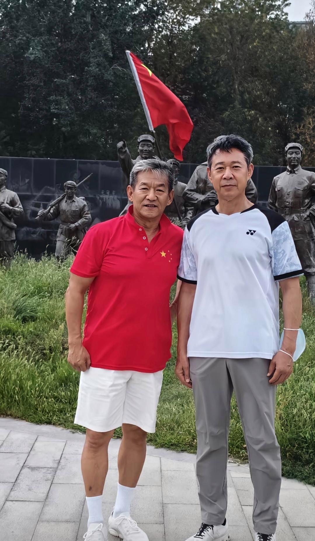 近日，张丰毅现身新疆看望老友周波，到周波家里做客。69岁的张丰毅身材还是很健硕