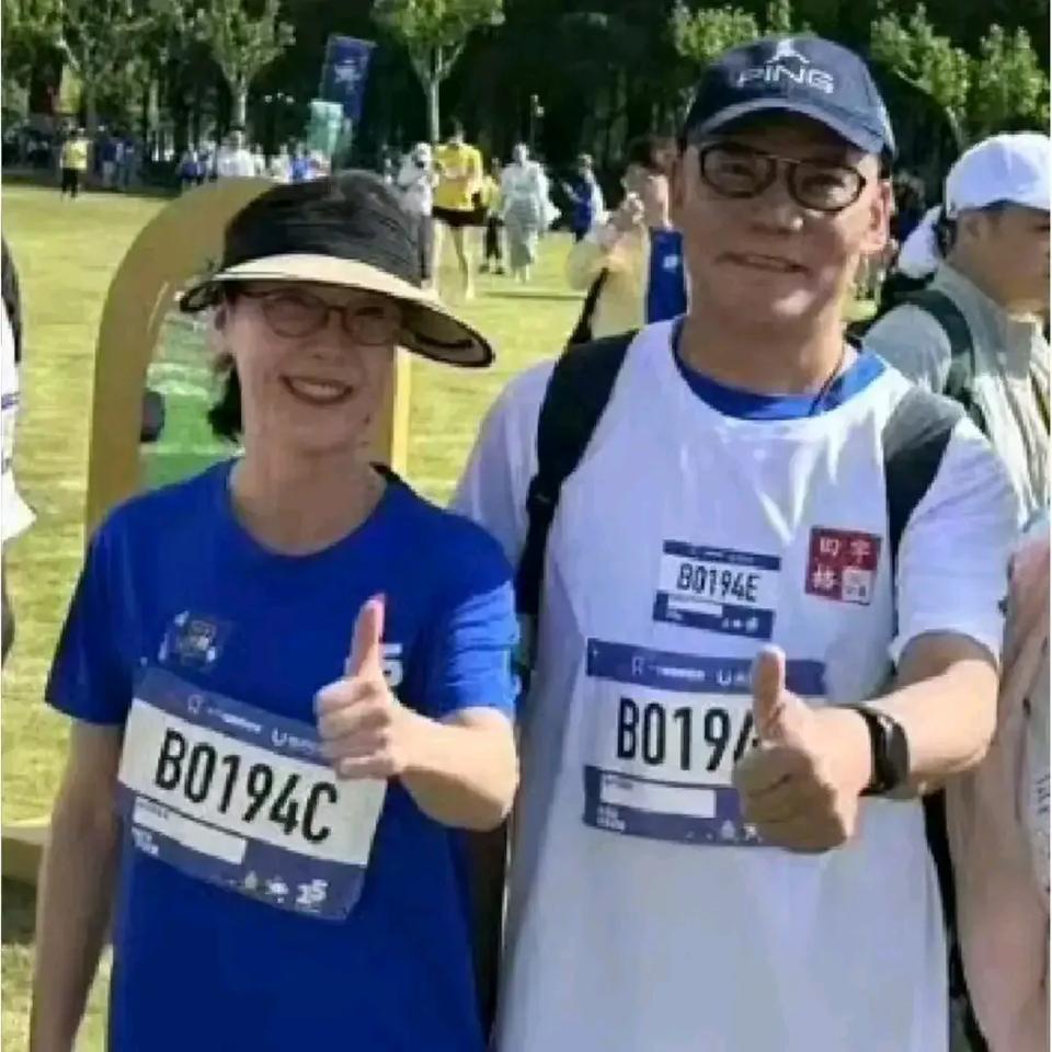 李国庆再婚，前妻俞渝似乎出奇的安静。除了讥讽了一句：“有后妈就有后爹”外，就没在