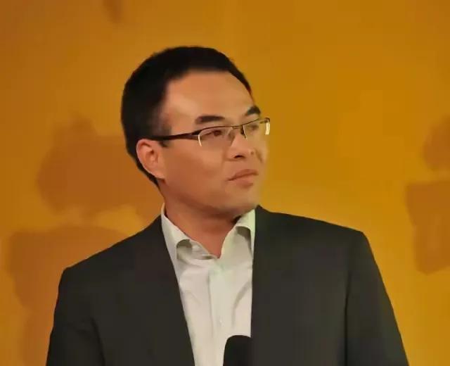 2004年，“天上人间”的老板覃辉驾车与一辆坐着大人物的旧轿车发生碰撞，他一下车