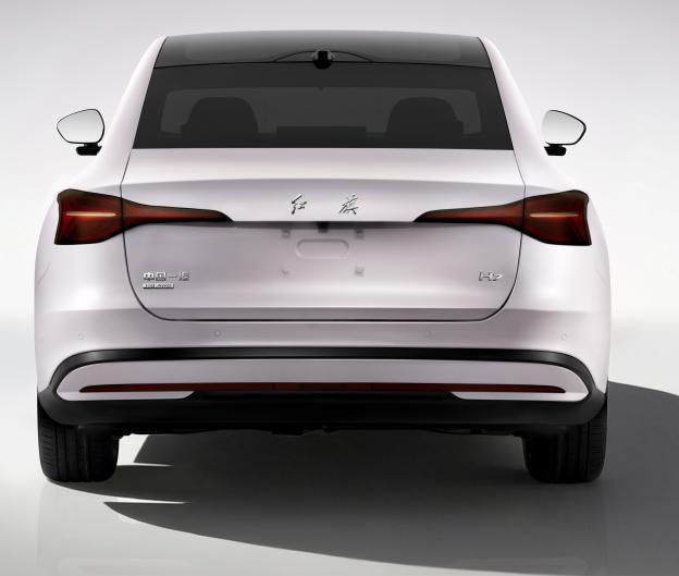 全新红旗H7申报图，车长5060mm，轴距2970mm，定位介于红旗H6与H9之