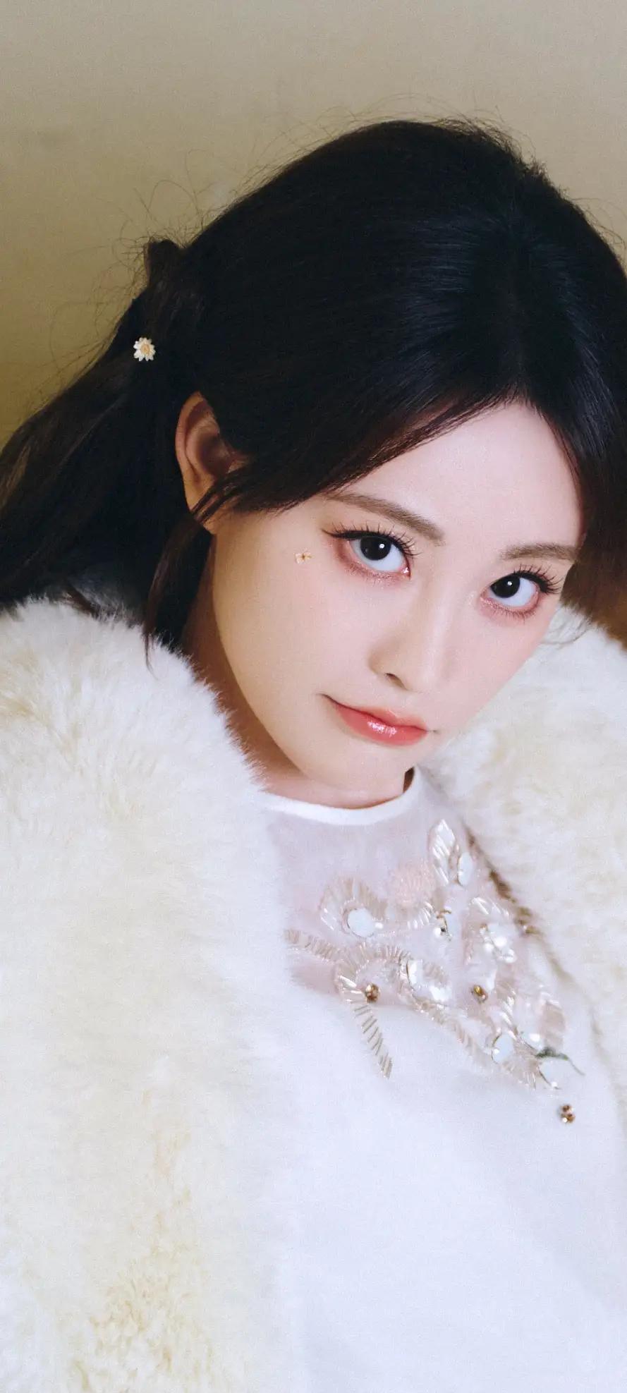 美女壁纸～祝绪丹，光影织就温柔，书卷藏着诗意，一袭白裙，是不沾染尘俗的纯粹与浪漫