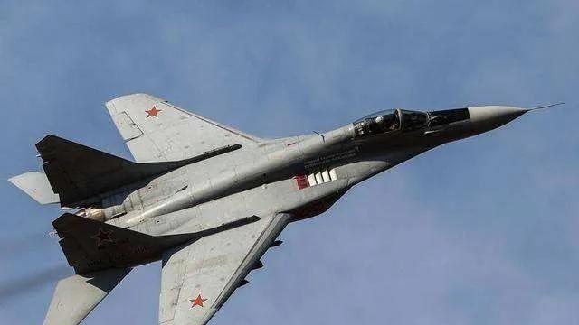 1999年，经过北约联军的狂轰滥炸后，南联盟空军损失殆尽。危机时刻，53岁的南联