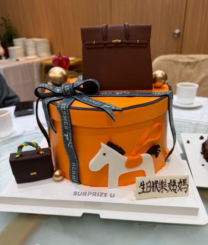 袁咏仪迎来五十五岁生日，儿子特别定制了包包造型的蛋糕，真是完全拿捏住妈妈的喜好了
