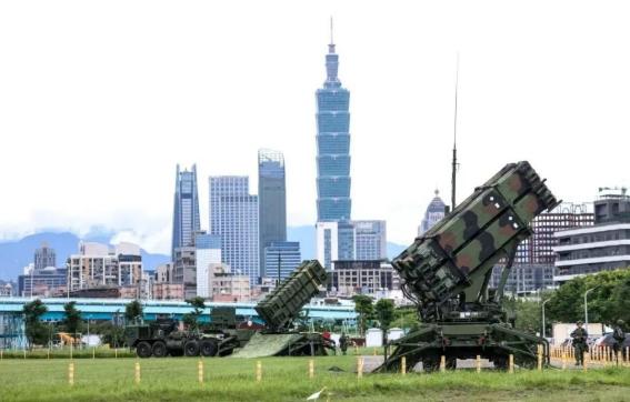 目前中国的最大问题，不是台湾问题，不是与美国的问题，也不是与日本问题，中国眼下最