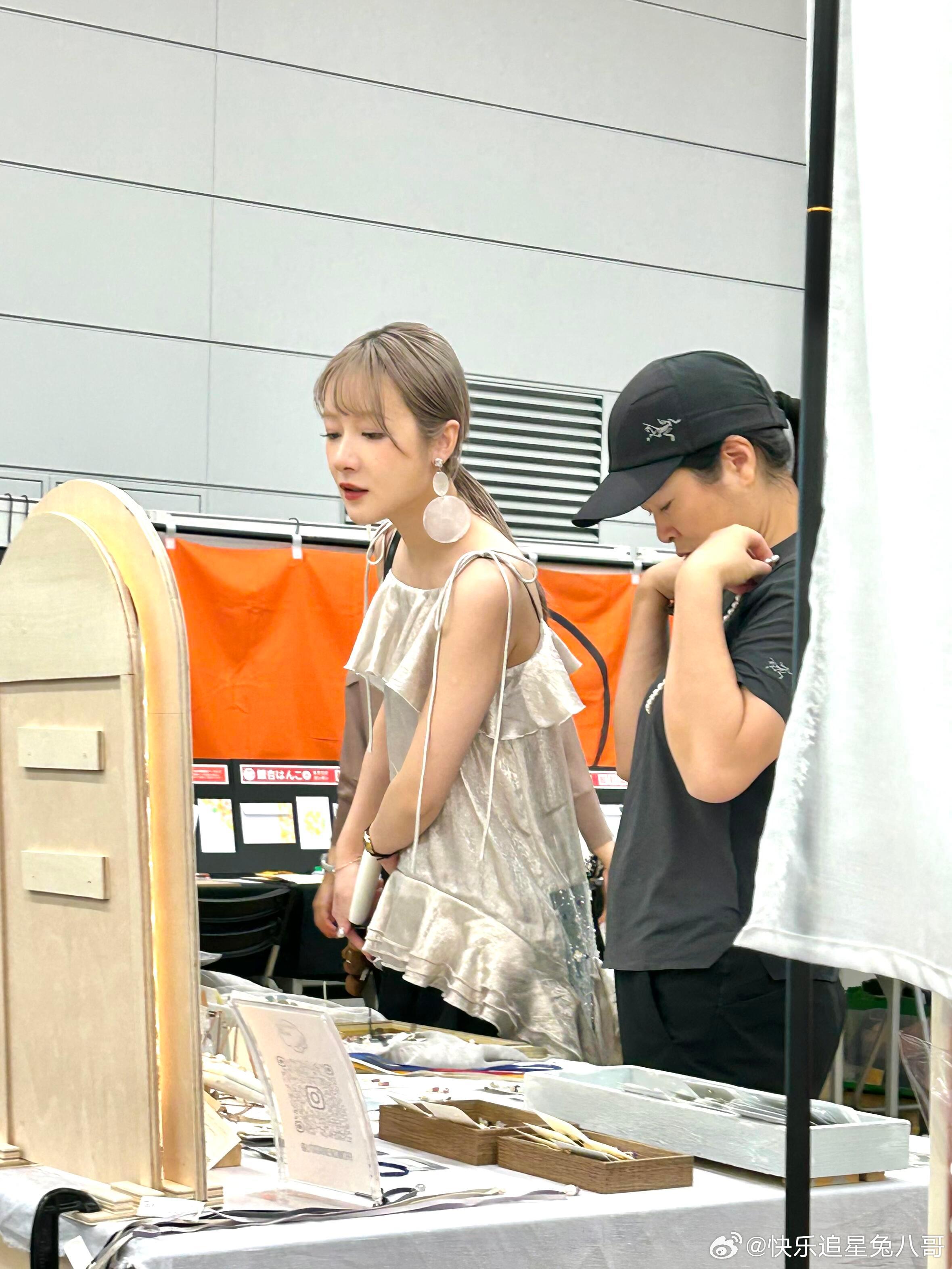 日本偶遇徐娇日本手作展偶遇徐娇日本手作展偶遇徐娇，肤白貌美好漂亮​​​