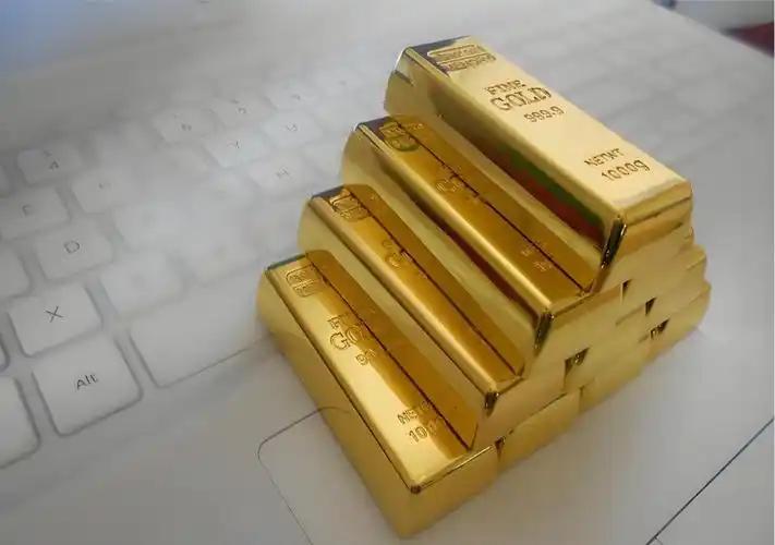 从5600跌到4000美元，黄金跌至生死关口，两类人早已悄悄布局.. 近期黄