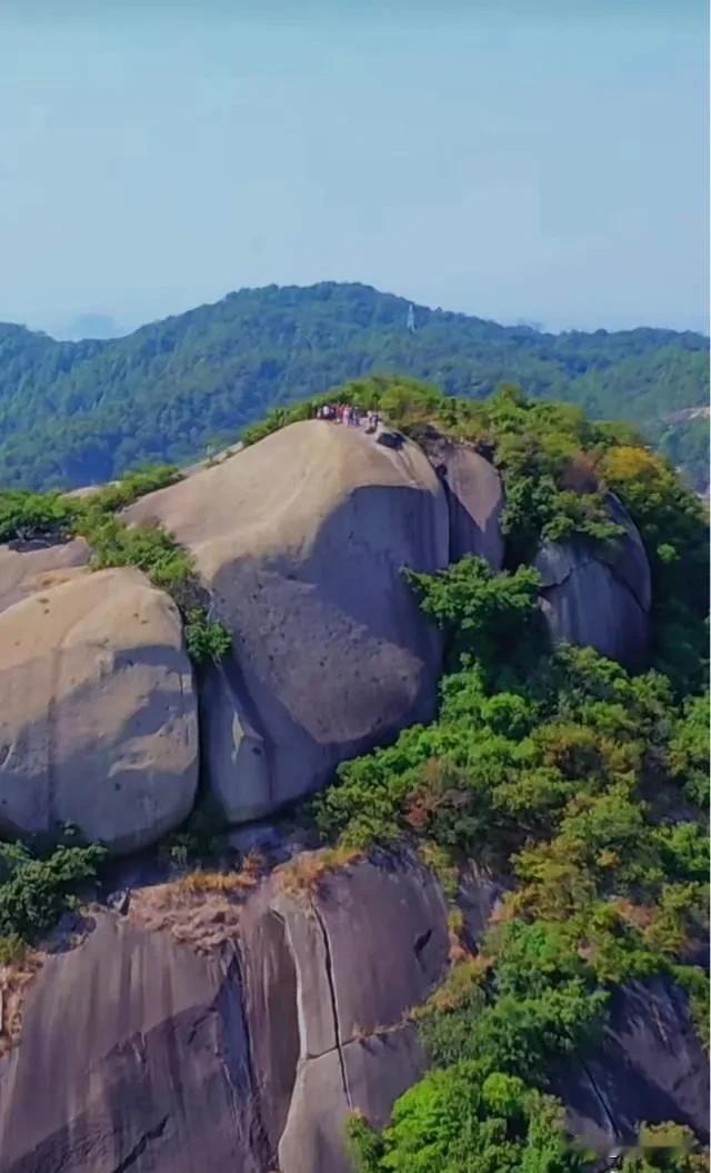 深圳，不仅有梧桐山、羊台山、凤凰山，还有阿婆髻山，也称亚婆髻山，位于宝安和光明交