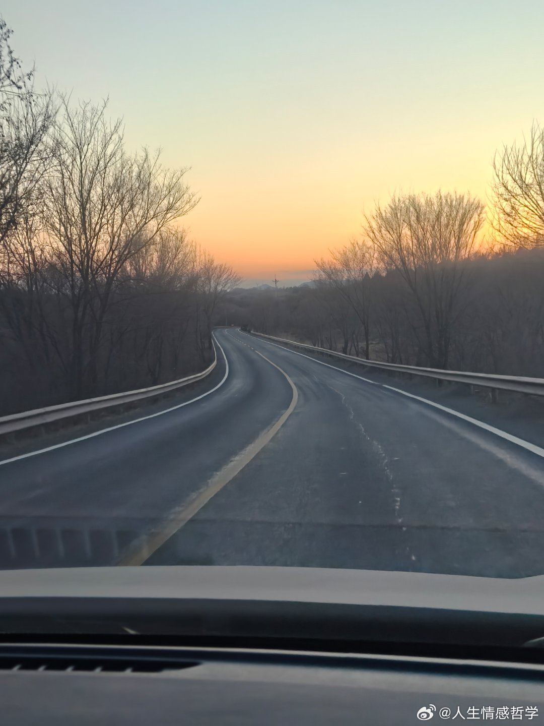 回头一看，一年不过一晃。再回头，才发现，原来人生，就是在这一晃又一晃里，慢慢走向