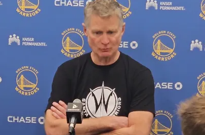 勇士对阵太阳的比赛即将开始。赛前，勇士主教练科尔接受媒体采访，在谈到乔纳森-库