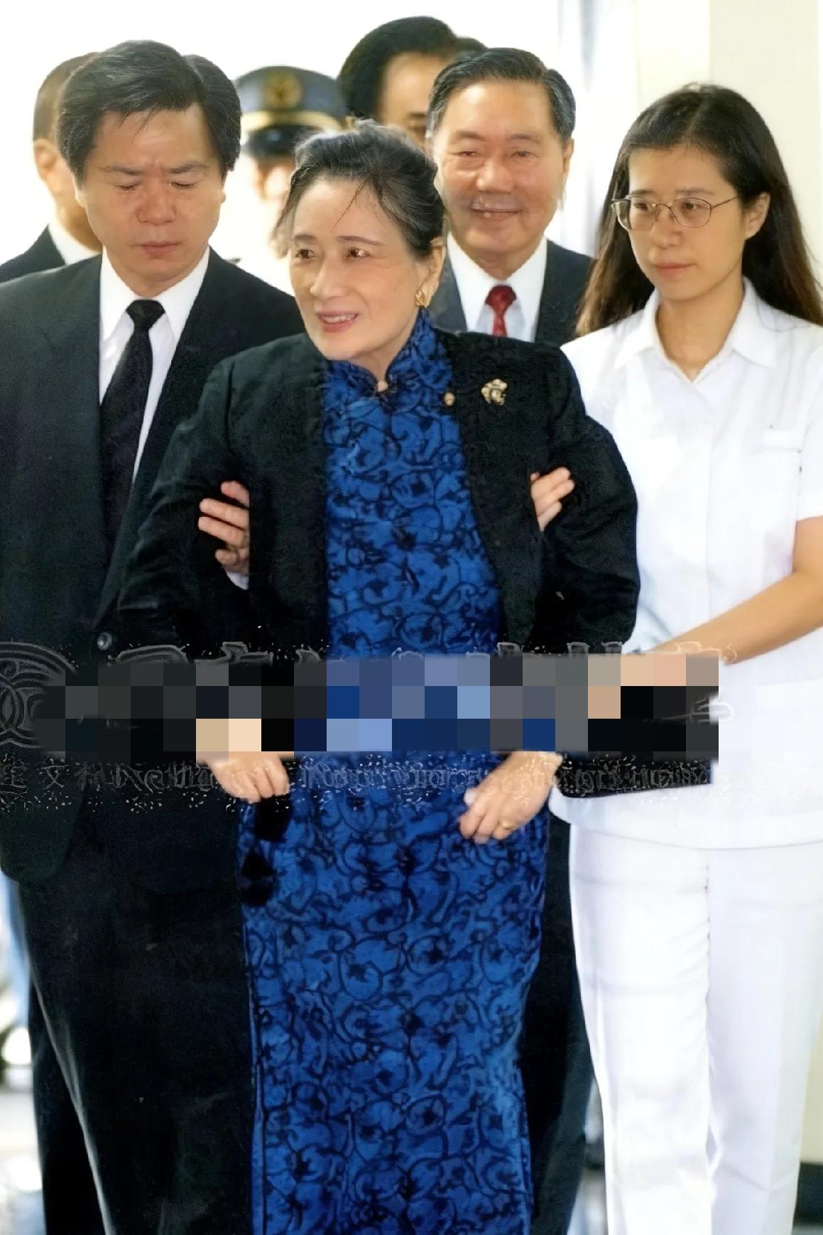 1994年，97岁的宋美龄探望住院的外甥女孔令伟。留下的一张照片。此时，她虽然行