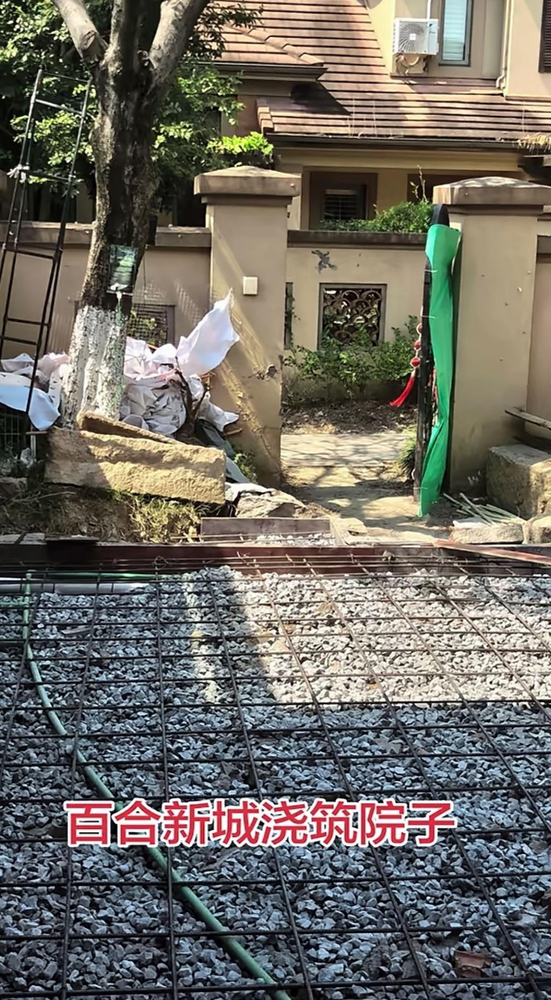 院子里的钢筋直接铺在碎石上，是否会受潮锈蚀呢？院子浇筑硬化地坪时，钢筋网直接平