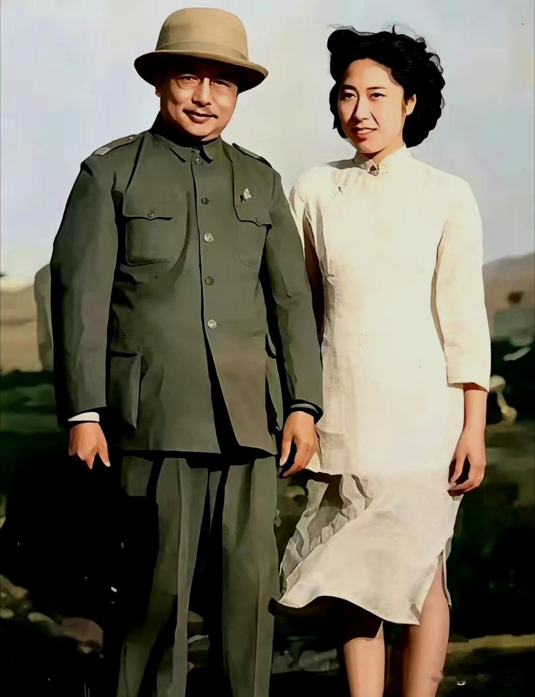 1946年，李克农、王光美在北平机场留影。1946年，北平设立军事调处执行部（军