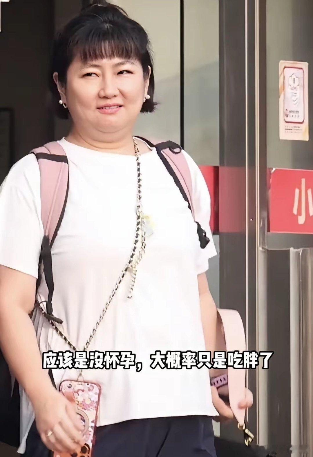 任家萱接儿子放学，她严重发胖，身材完全变形，和从前漂亮苗条的她几乎判若两人。任家