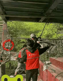 女孩秋千坠亡后同行朋友一直哭泣说实话，这种事真让人心里堵得慌，一条人命说没就没了