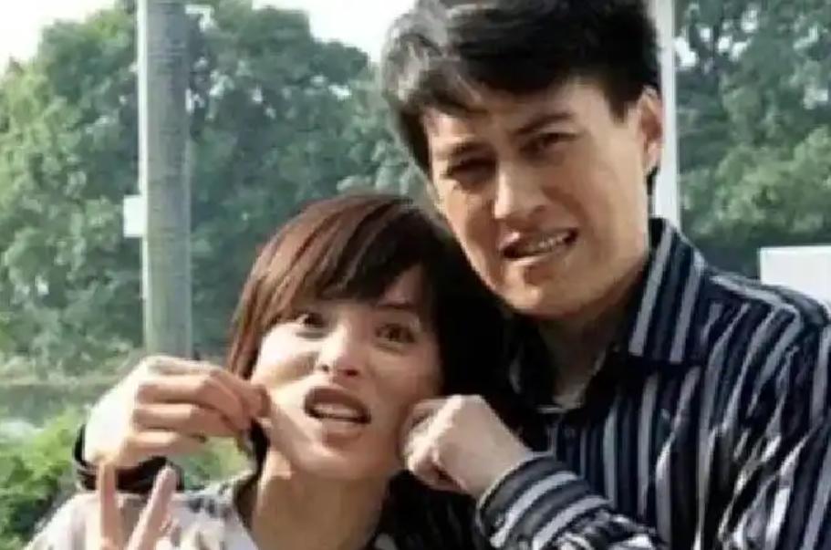 曾和靳东爱的死去活来，却被父亲“棒打鸳鸯”，转身嫁给父亲看准的女婿，47岁的她