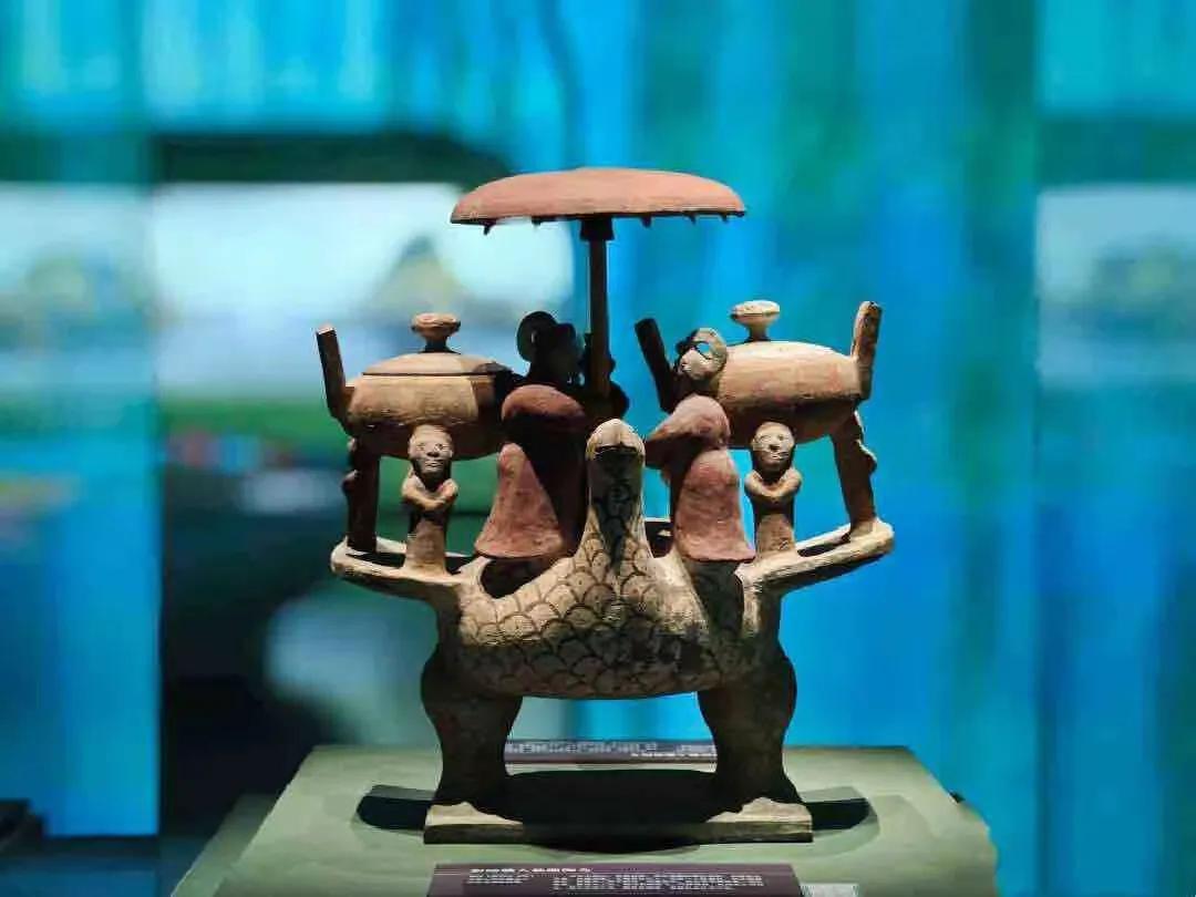 济南博物馆的镇馆之宝：西汉大力鸟彩陶。看这鸟的表情，好像在说：就这？小意思！
