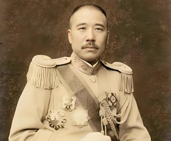 张宗昌从亲信口中得知，他的妻子袁书娥与一个瘸子通奸，气得火冒三丈，当即就要找袁书