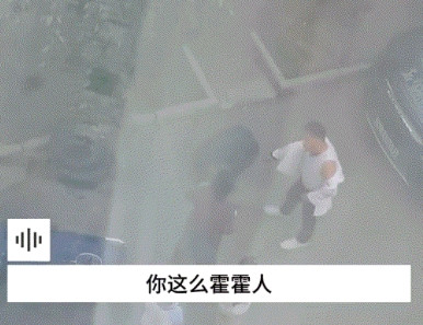 辽宁，小孩去摘杏树上摘了很多未成熟的杏子玩，这树主发现后，看着满地未熟的杏子心疼