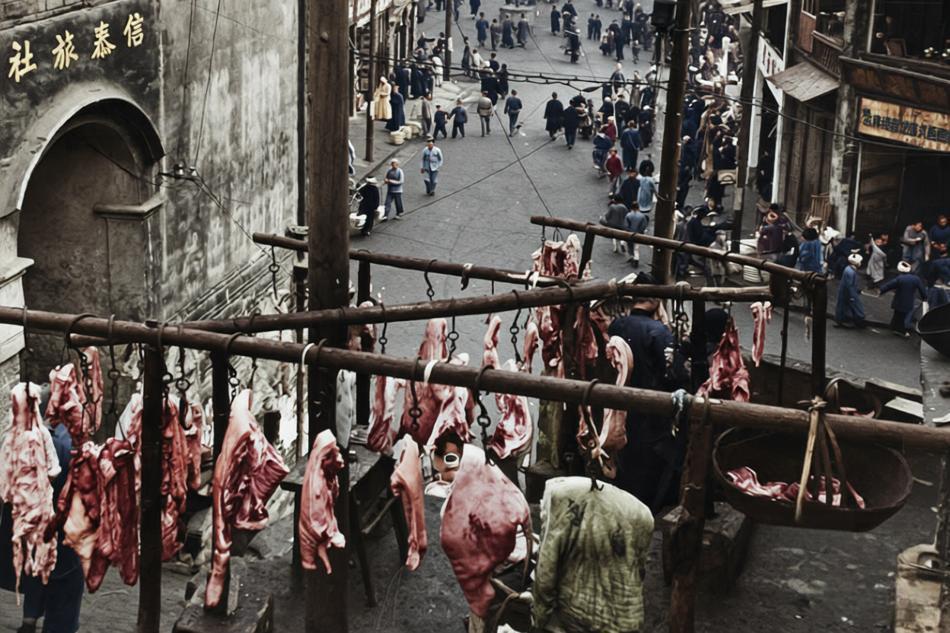 民国时期，四川万县（今重庆市万州区）城内最繁华的商业街区——万安路十字街。照片